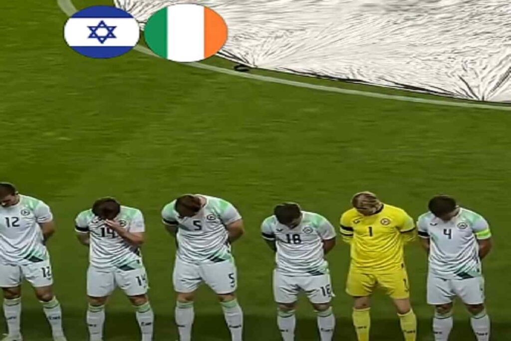 I giocatori dell'Irlanda con il lutto al braccio chinano la testa durante l'inno di Israele