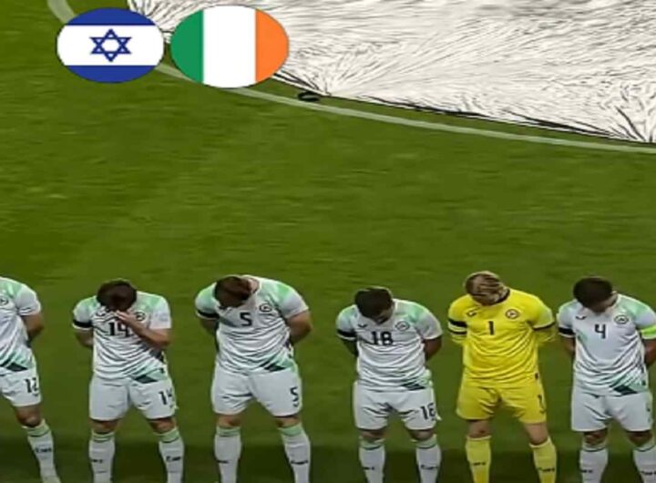 I giocatori dell'Irlanda con il lutto al braccio chinano la testa durante l'inno di Israele