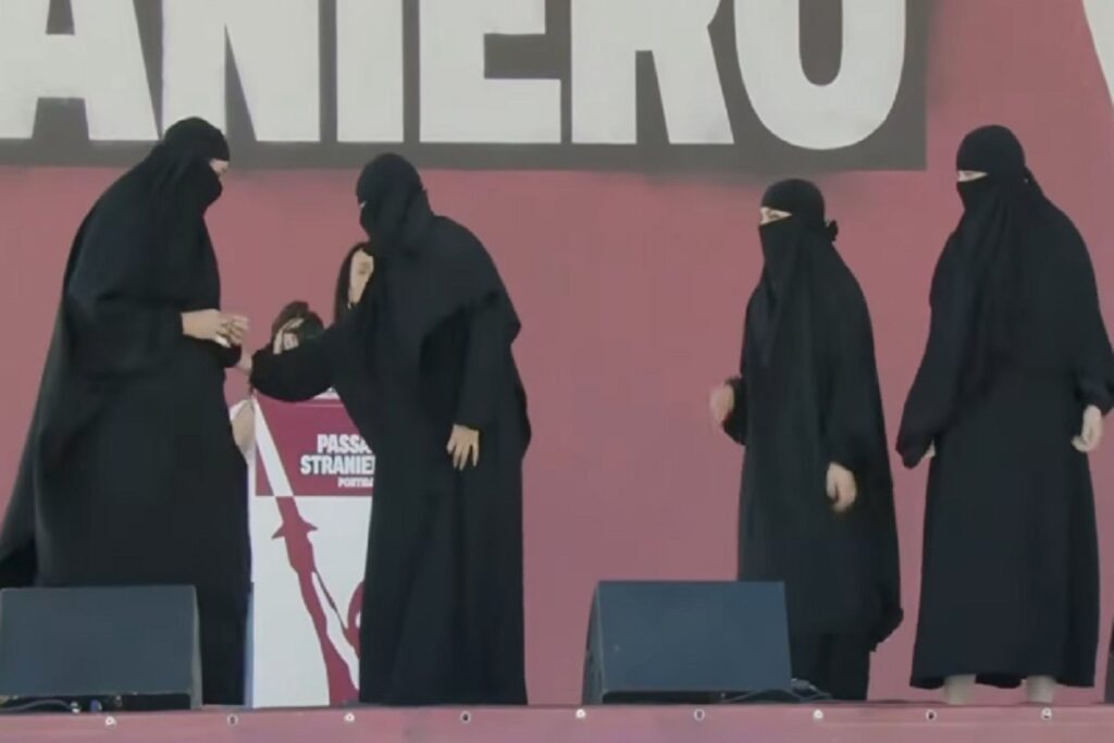 Il video dello show anti-immigrazione a Pontida, donne col burqa sul palco e il coro dei leghisti "levalo, levalo"