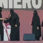 Il video dello show anti-immigrazione a Pontida, donne col burqa sul palco e il coro dei leghisti "levalo, levalo"