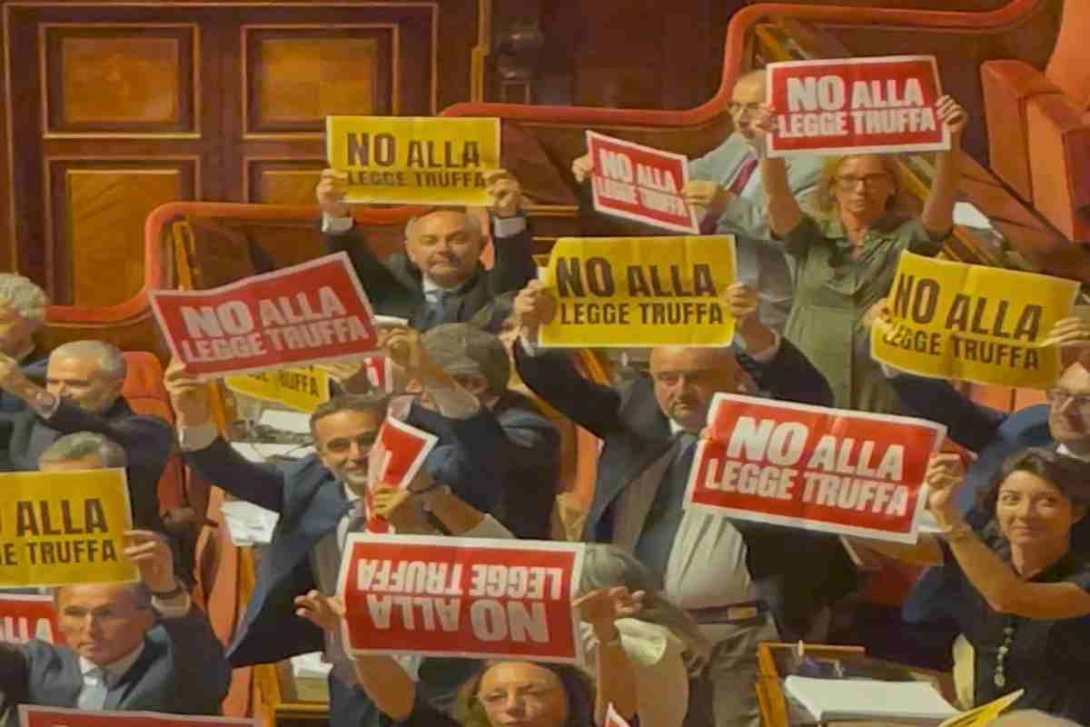 I cartelli delle opposizioni con su scritto "no alla legge truffa"