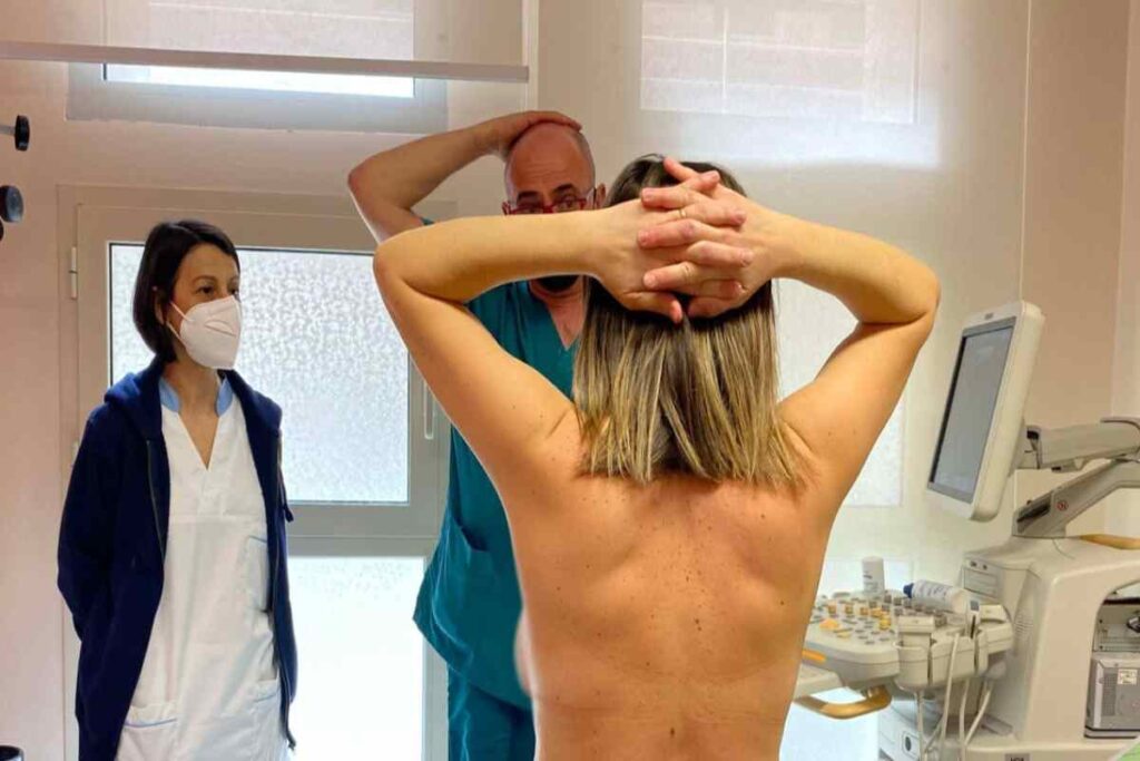 Donna si sottopone ad esami al seno