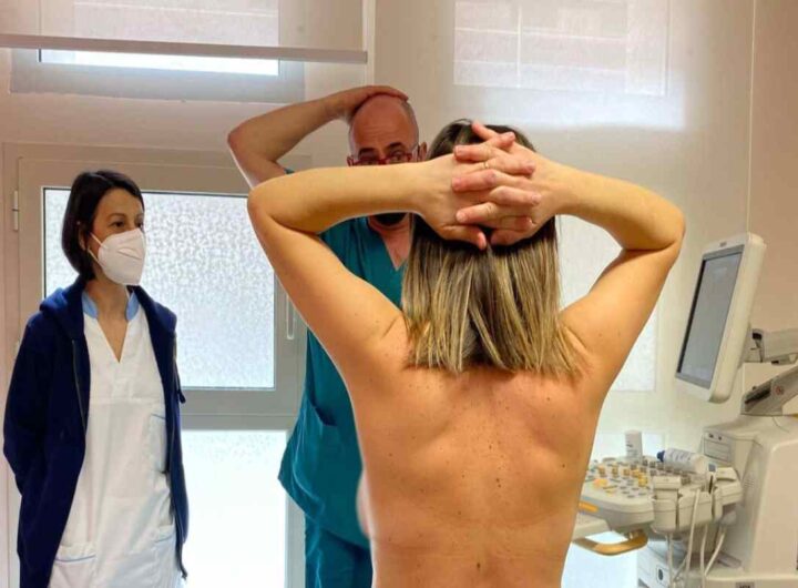 Donna si sottopone ad esami al seno