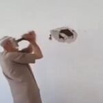 Il video dello scrittore siriano che abbatte la biblioteca murata che nasconde i libri vietati dal regime di Assad