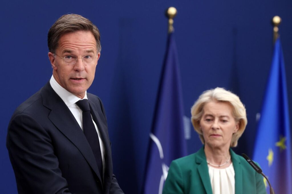 La presidente della Commissione Ue Ursula von der Leyen con il segretario generale della Nato Mark Rutte