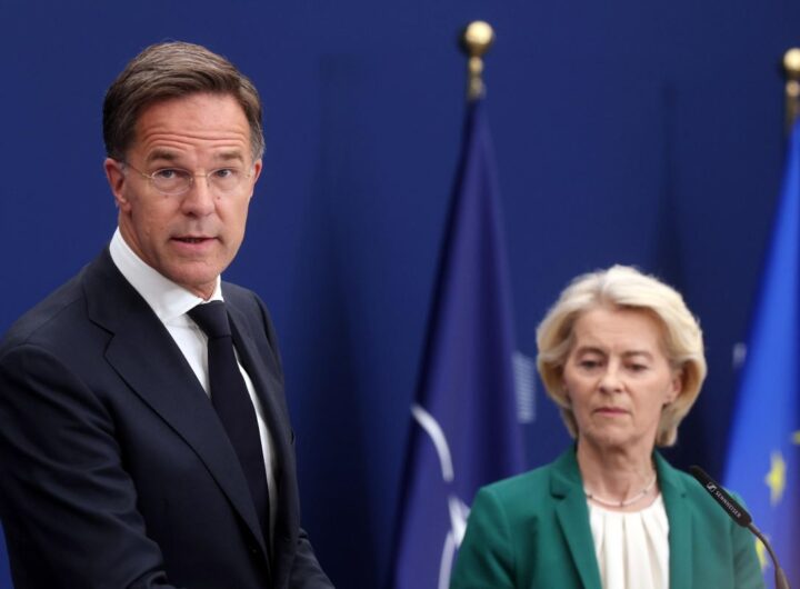 La presidente della Commissione Ue Ursula von der Leyen con il segretario generale della Nato Mark Rutte