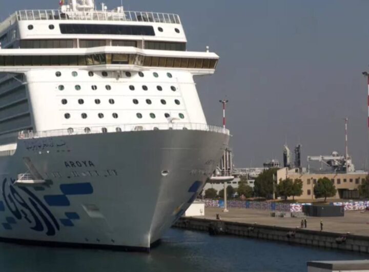 La nave da crociera che ospita gli atleti a Taranto
