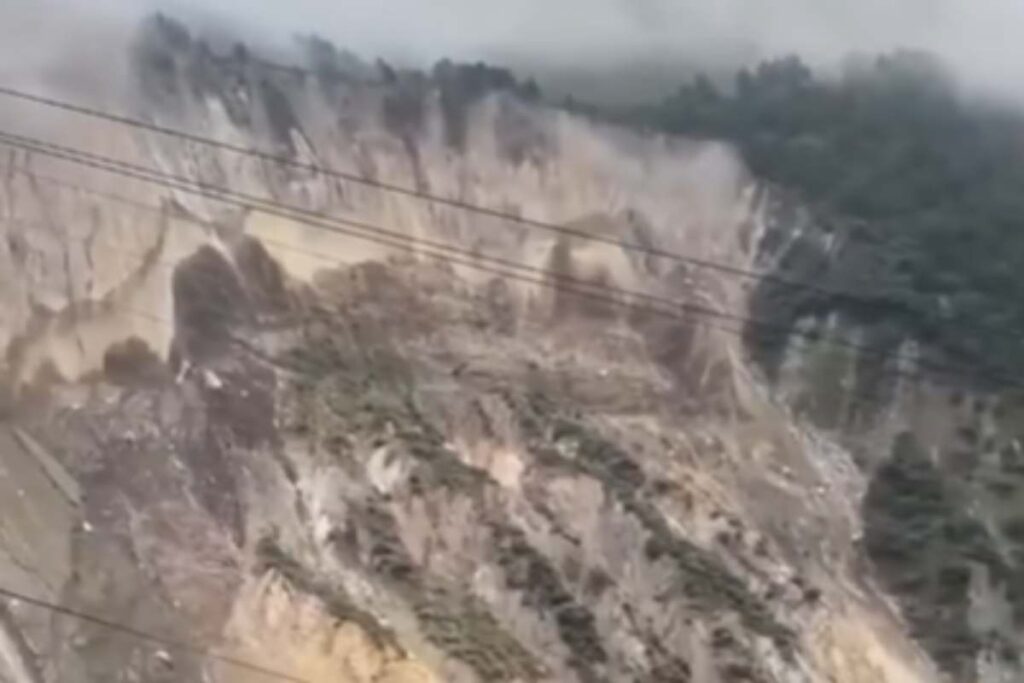 Crolla porzione di montagna in Nepal