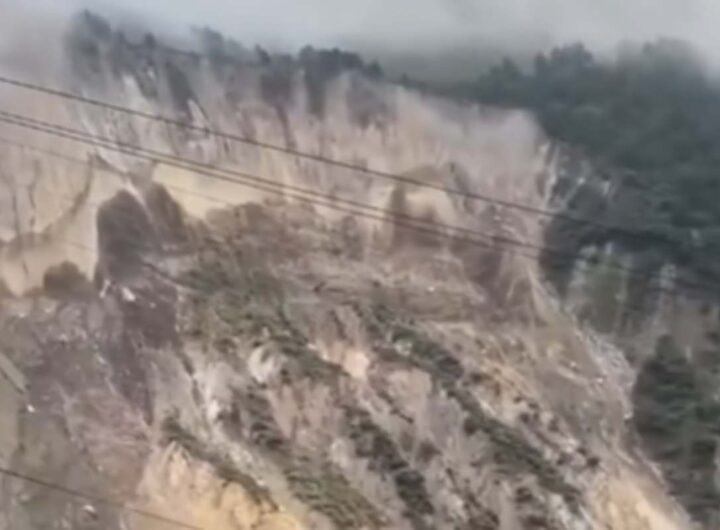 Crolla porzione di montagna in Nepal