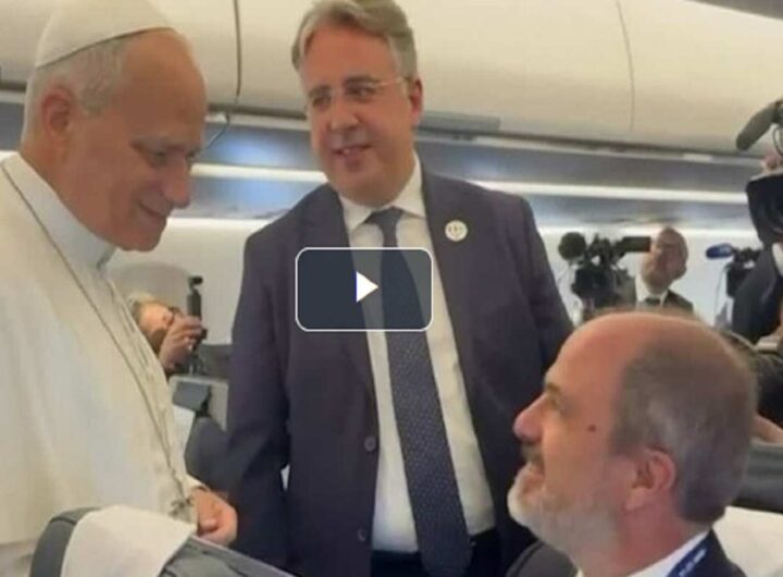 Papa Leone e la stoccata a Trump, al vaticanista della Cnn: "Io sono contento che voi siete tutti qui"