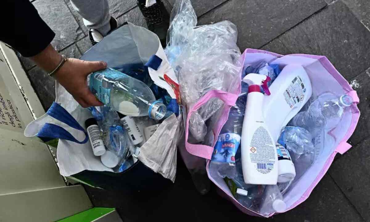 Buste piene di plastica