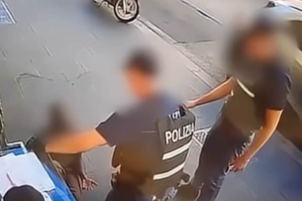 Poliziotti durante un arresto