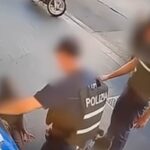 Poliziotti durante un arresto