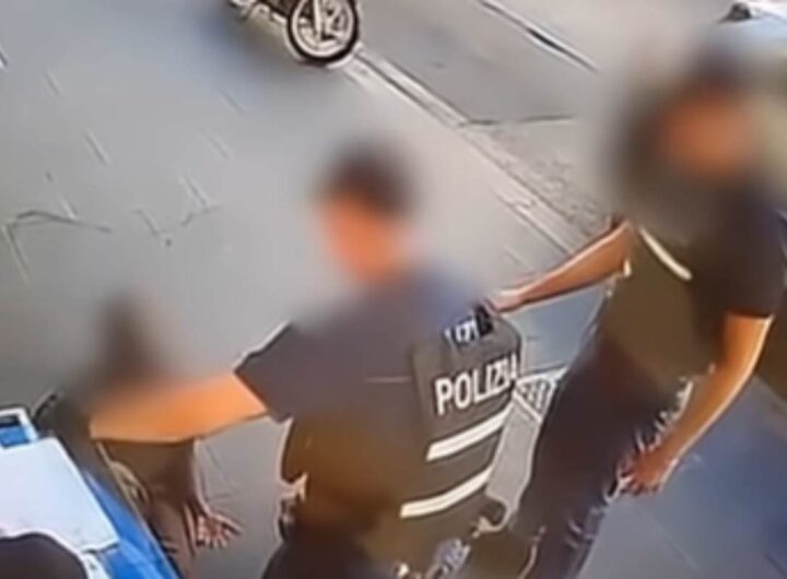 Poliziotti durante un arresto
