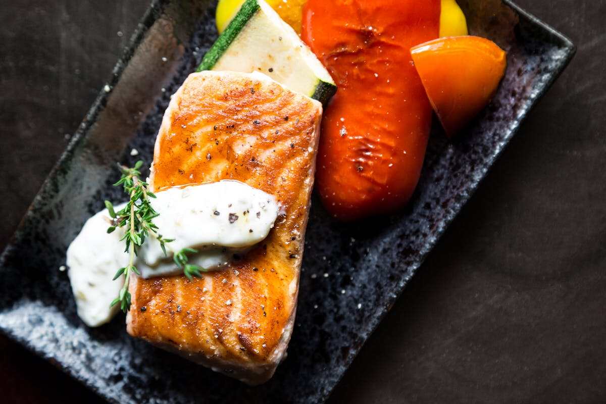 un piatto di salmone