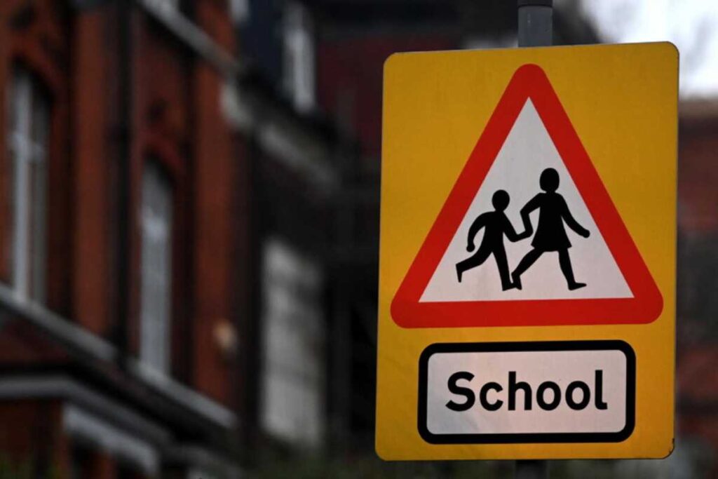 Un cartello con scritto "school"