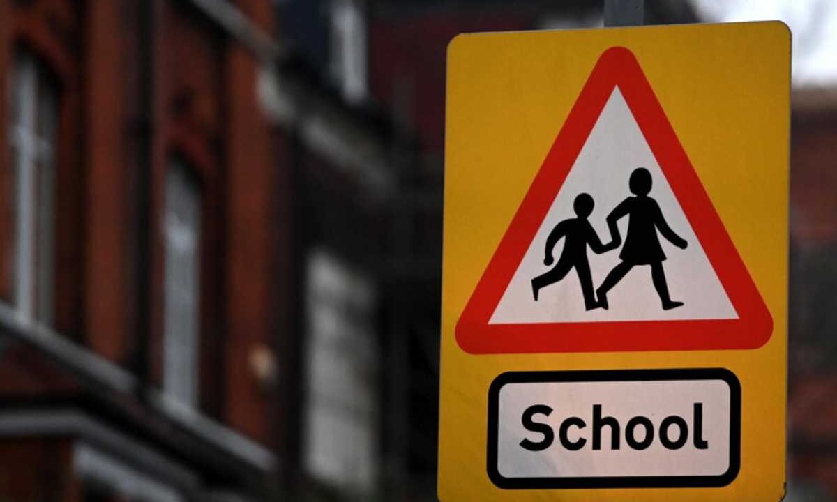 Un cartello con scritto "school"