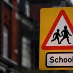 Un cartello con scritto "school"
