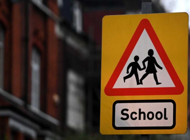 Un cartello con scritto "school"
