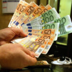 Un uomo tiene in mano alcune banconote di Euro