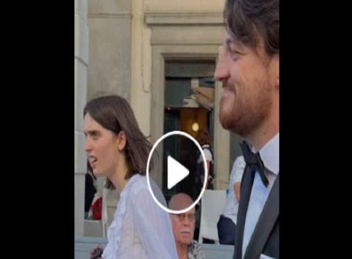Alberto Stefani con Emma sul red carpet