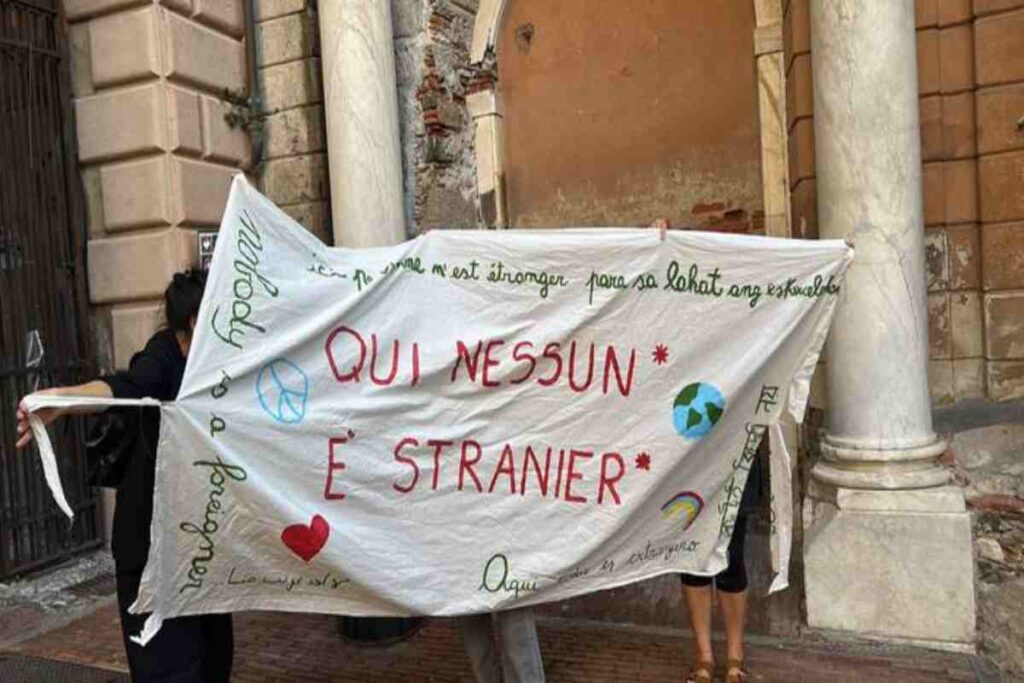 Lo striscione rimosso a Genova