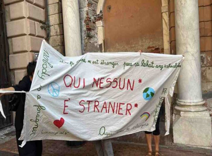 Lo striscione rimosso a Genova