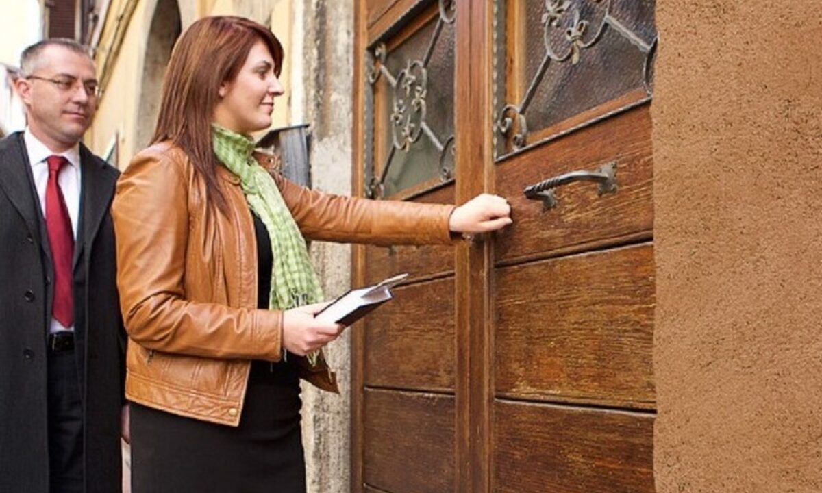 testimoni di geova porta a porta
