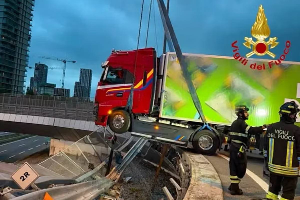Tir sfonda il guard rail e resta sospeso nel vuoto a 5 metri: salvo miracolosamente il conducente