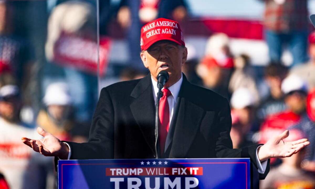 Donald Trump parla ad un comizio
