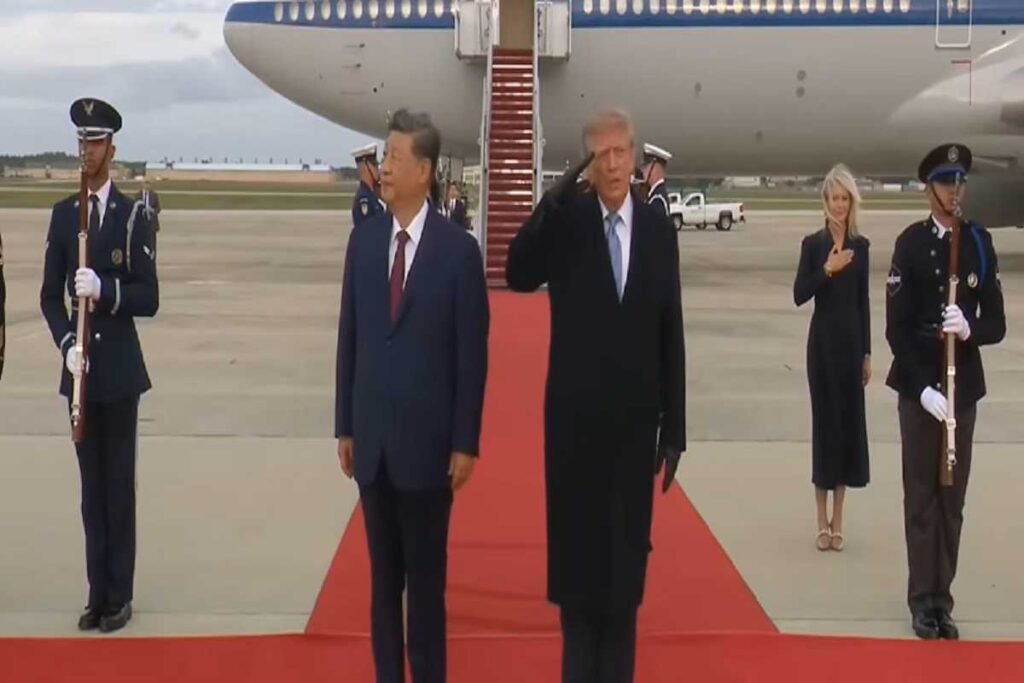 Il video di Trump infastidito dal passaggio dei caccia durante la cerimonia di accoglienza di Xi Jinping