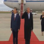 Il video di Trump infastidito dal passaggio dei caccia durante la cerimonia di accoglienza di Xi Jinping