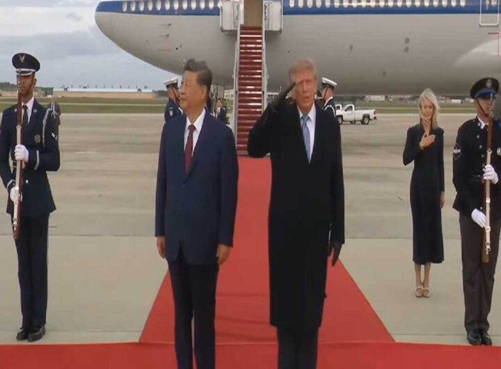 Il video di Trump infastidito dal passaggio dei caccia durante la cerimonia di accoglienza di Xi Jinping