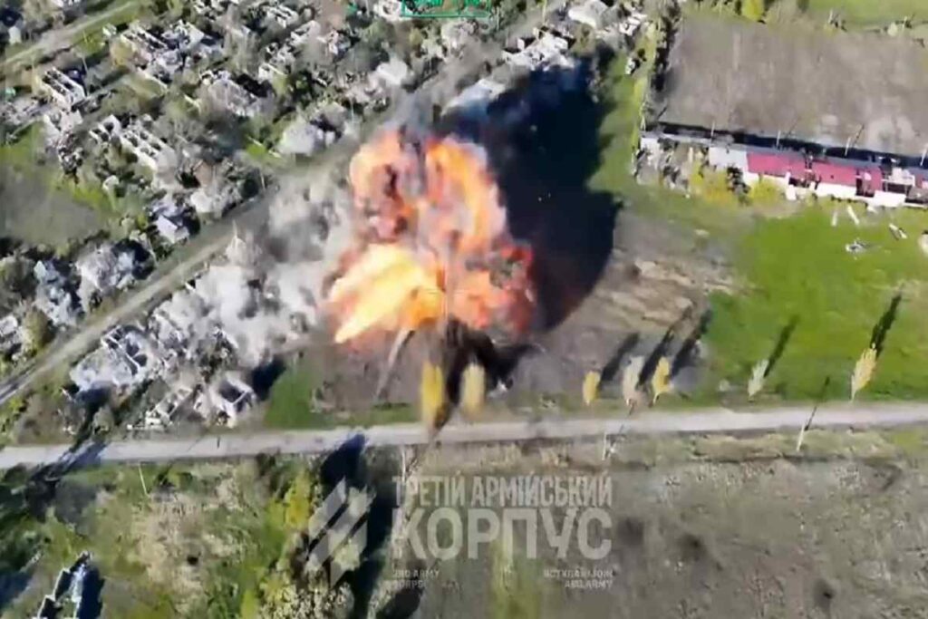 Il video dei vecchi blindati riempiti di esplosivo dall'Ucraina che vengono guidati da remoto
