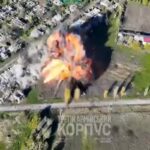 Il video dei vecchi blindati riempiti di esplosivo dall'Ucraina che vengono guidati da remoto