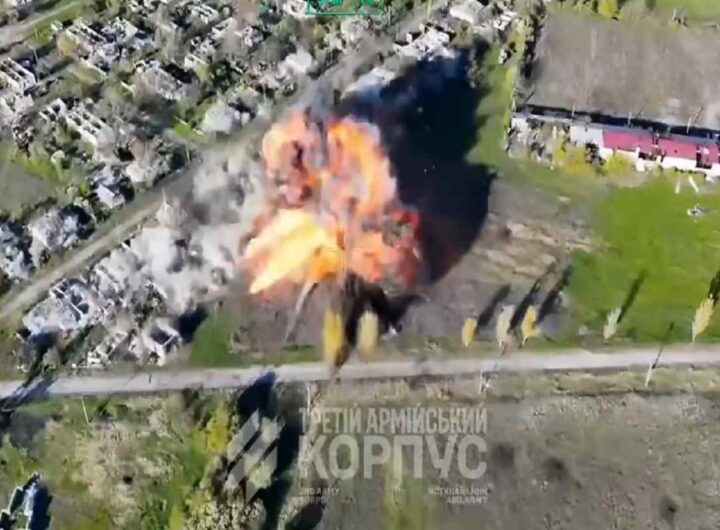 Il video dei vecchi blindati riempiti di esplosivo dall'Ucraina che vengono guidati da remoto