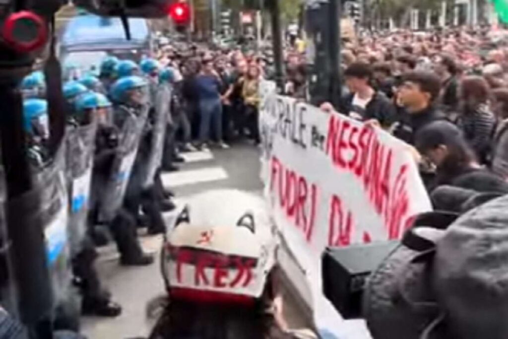 Torino, tensioni al corteo contro Vannacci: manifestanti antifascisti lanciano uova contro la Polizia