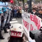 Torino, tensioni al corteo contro Vannacci: manifestanti antifascisti lanciano uova contro la Polizia