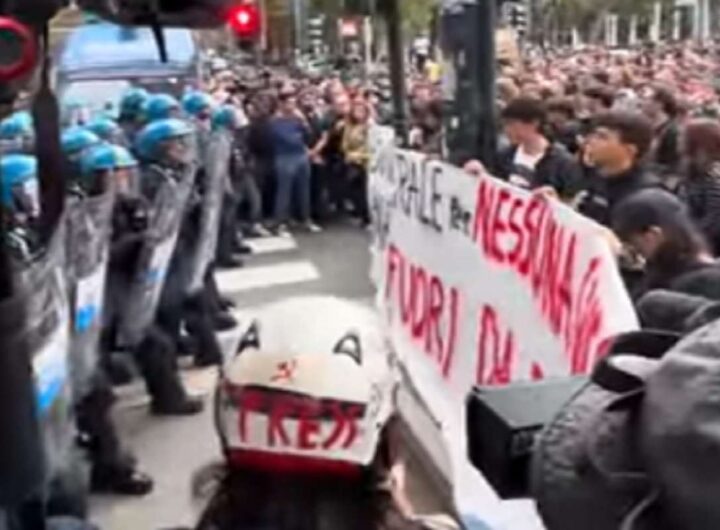 Torino, tensioni al corteo contro Vannacci: manifestanti antifascisti lanciano uova contro la Polizia