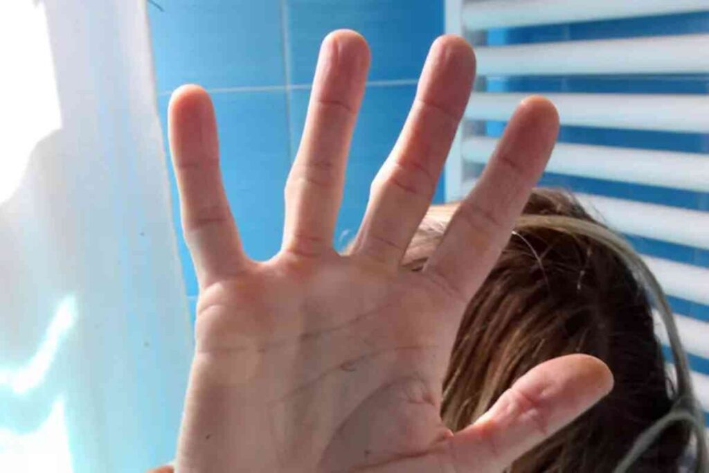 "La farò ubriacare per bene". Donna muore dopo che il marito la droga e fa violentare da altri