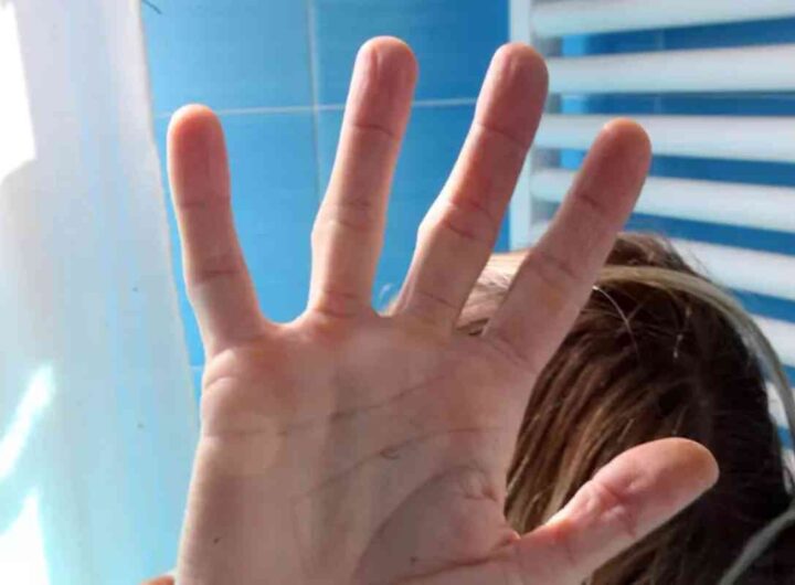 "La farò ubriacare per bene". Donna muore dopo che il marito la droga e fa violentare da altri