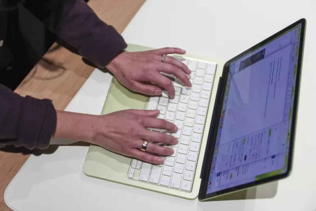 Un uomo lavoro al computer