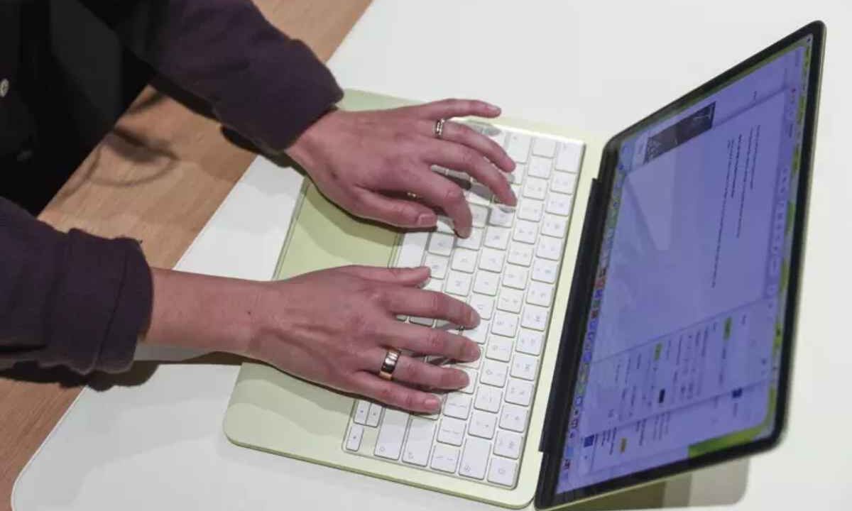 Un uomo lavoro al computer