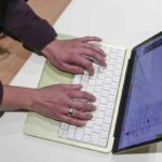 Un uomo lavoro al computer