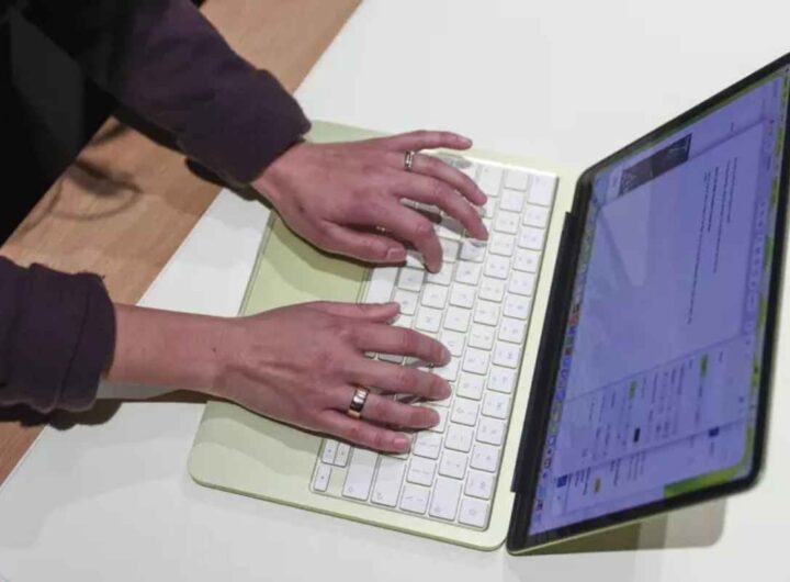 Un uomo lavoro al computer
