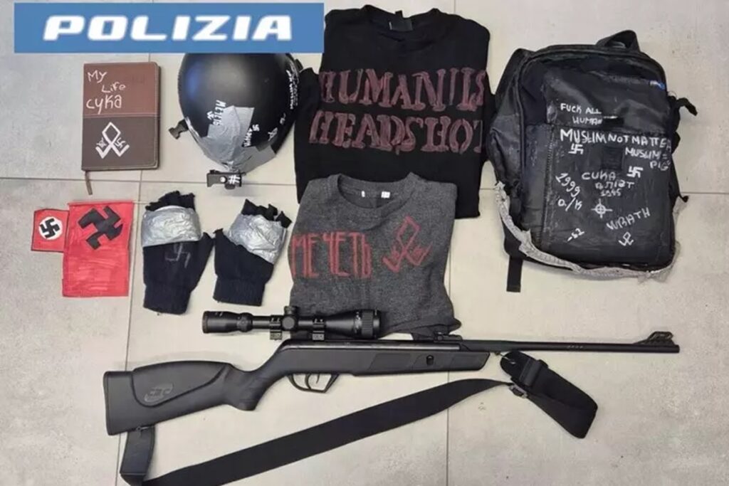 Il materiale sequestrato a un 14enne nel Catanese