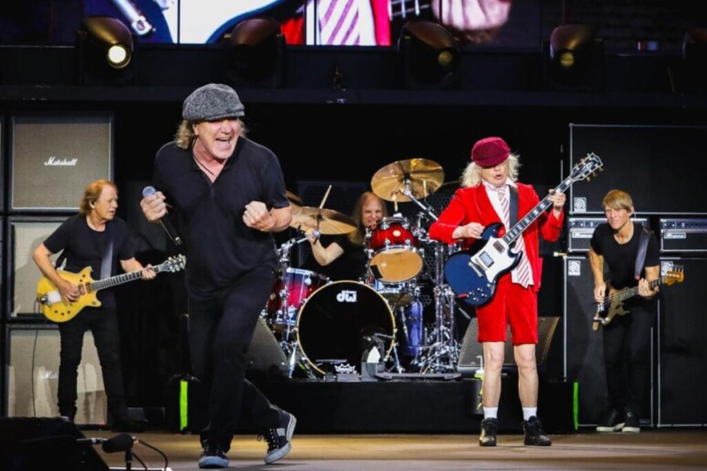 Gli AC/DC sul palco durante un'esibizione dal vivo