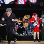 Gli AC/DC sul palco durante un'esibizione dal vivo