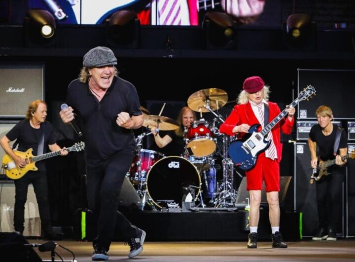 Gli AC/DC sul palco durante un'esibizione dal vivo