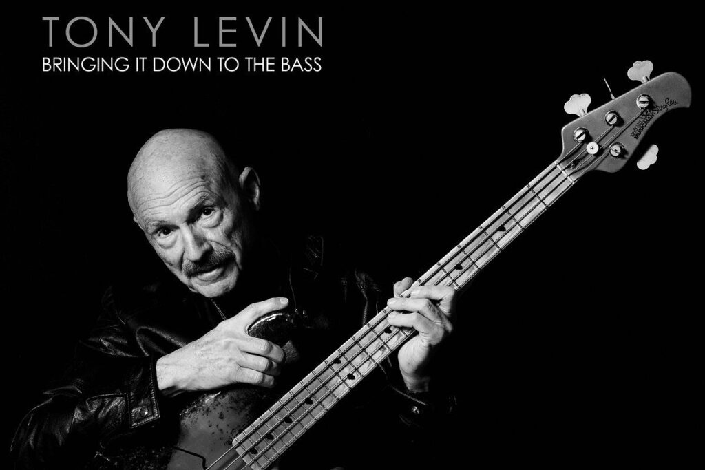 Particolare dalla copertina di Bringing it Down to the Bass, con Tony Levin in bianco e nero che imbraccia uno dei suoi tanti bassi elettrici